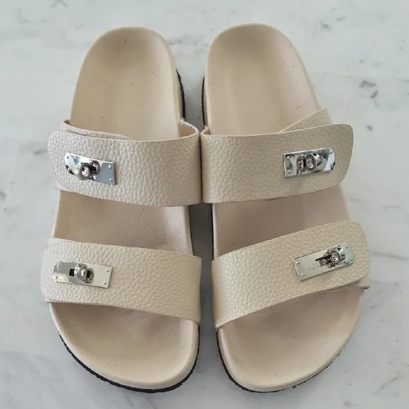 Elegant Cream Sandals with Silver Accents - Picture 3 of 7
